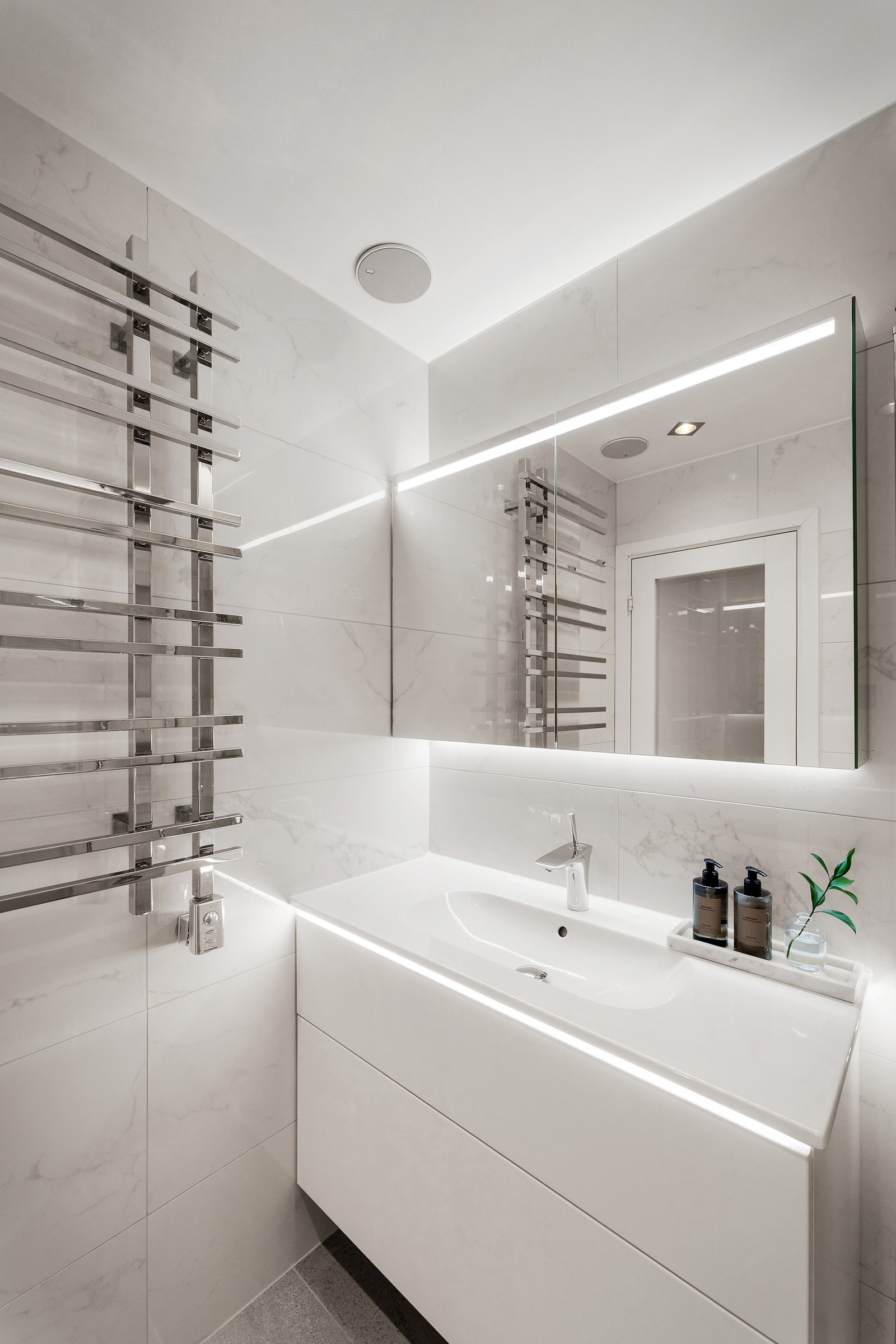 Badet er innredet med servant samt belyst speil. Galleribilde