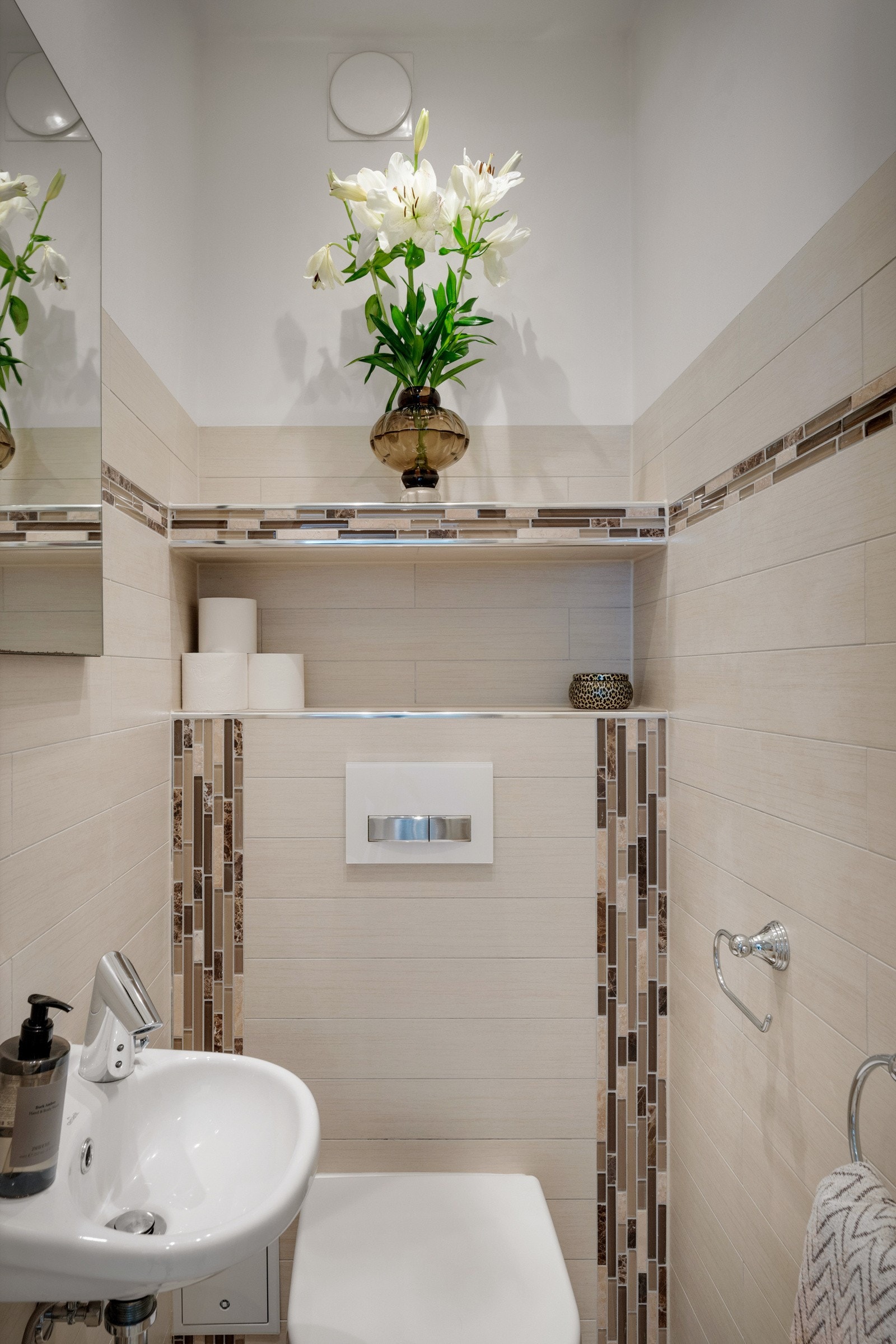 Helfliset toalettrom med toalett og servant. Galleribilde