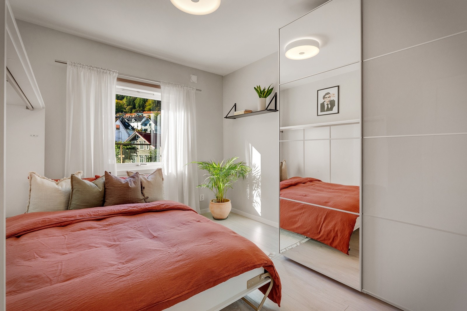 Leilighetens andre soverom er også av god størrelse og har en skyvedørsgarderobe. Galleribilde