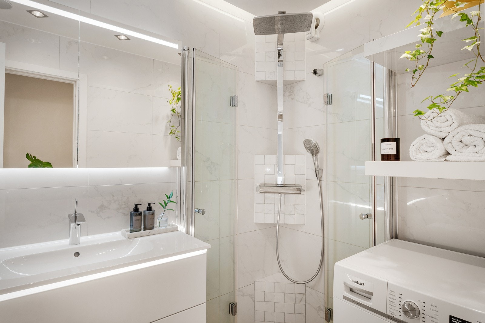 Leiligheten har et lekkert og lyst helfliset bad. Galleribilde