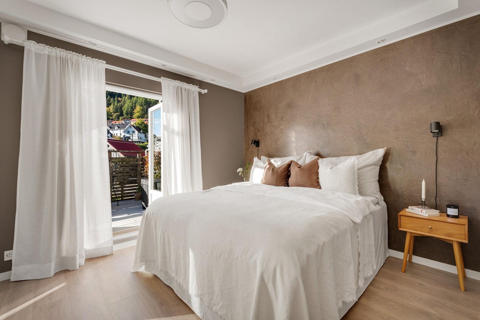 Hovedsoverommet er av god størrelse og her er det plass til å innrede med dobbeltseng, nattbord m.m. Galleribilde