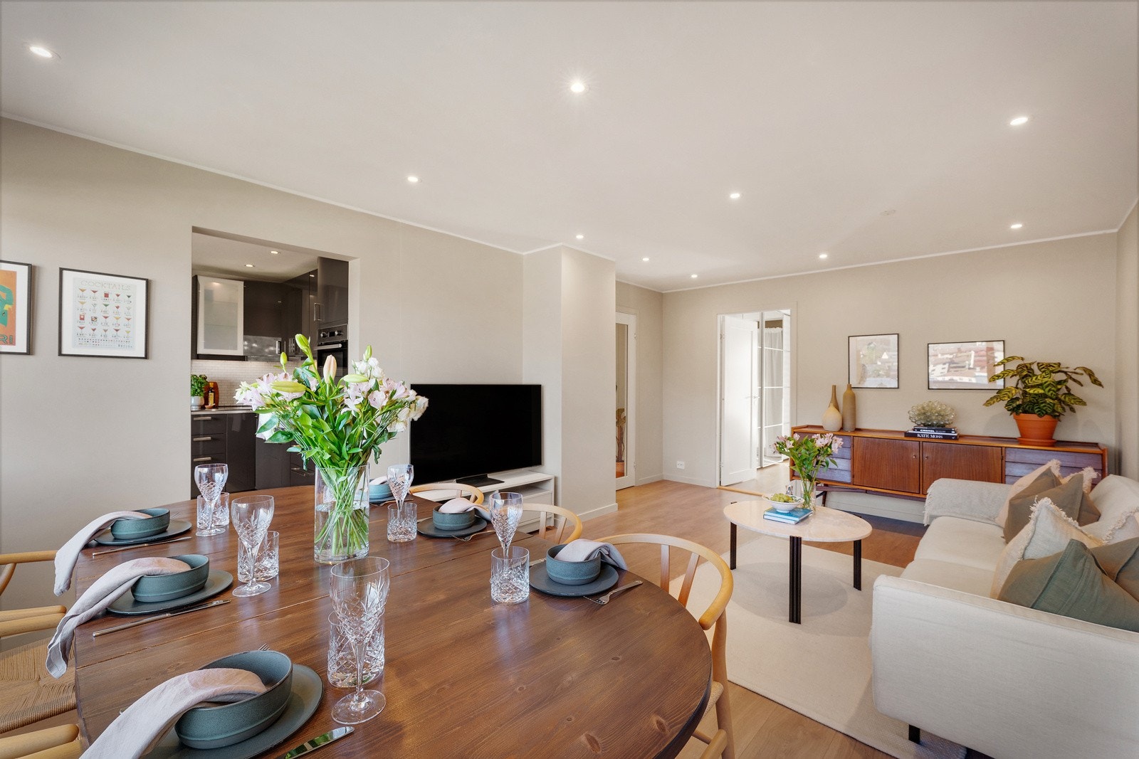 Her er det god plass til å innrede med spisegruppe og sofagruppe. Galleribilde