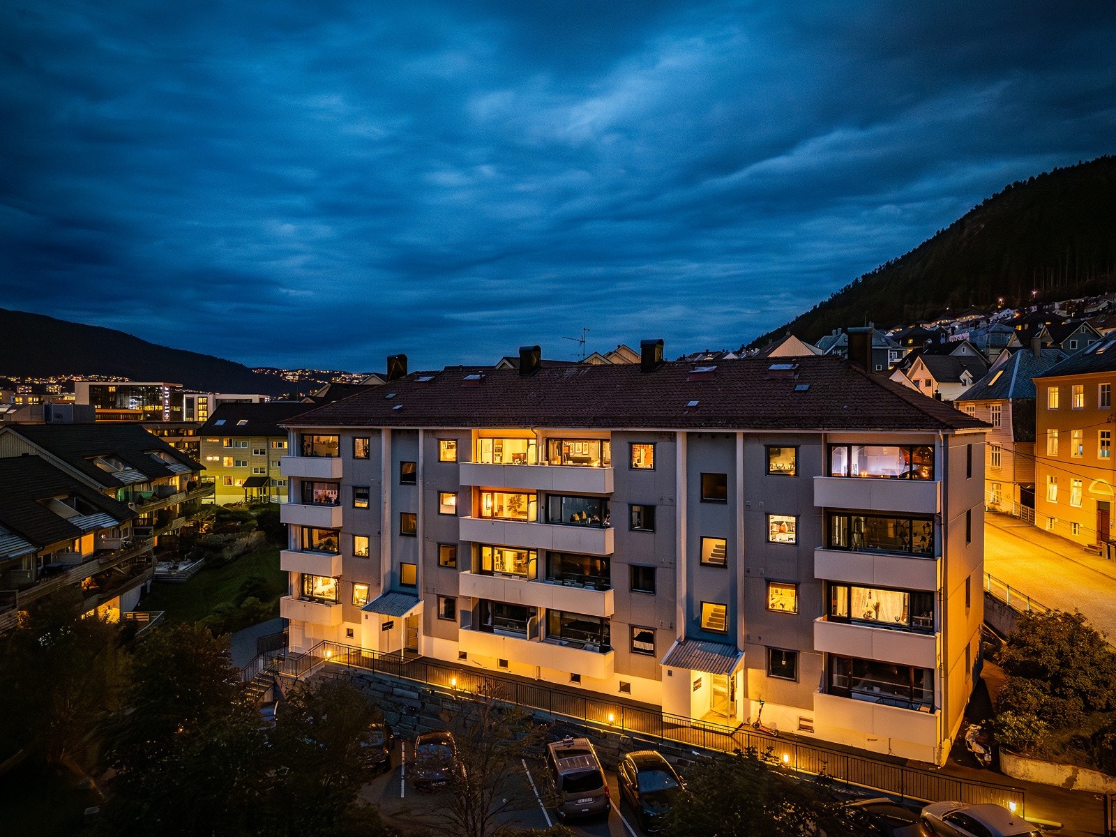 Øvre Viken Borettslag ligger flott til, med sameiets parkeringsplasser rett utenfor leiligheten. Galleribilde