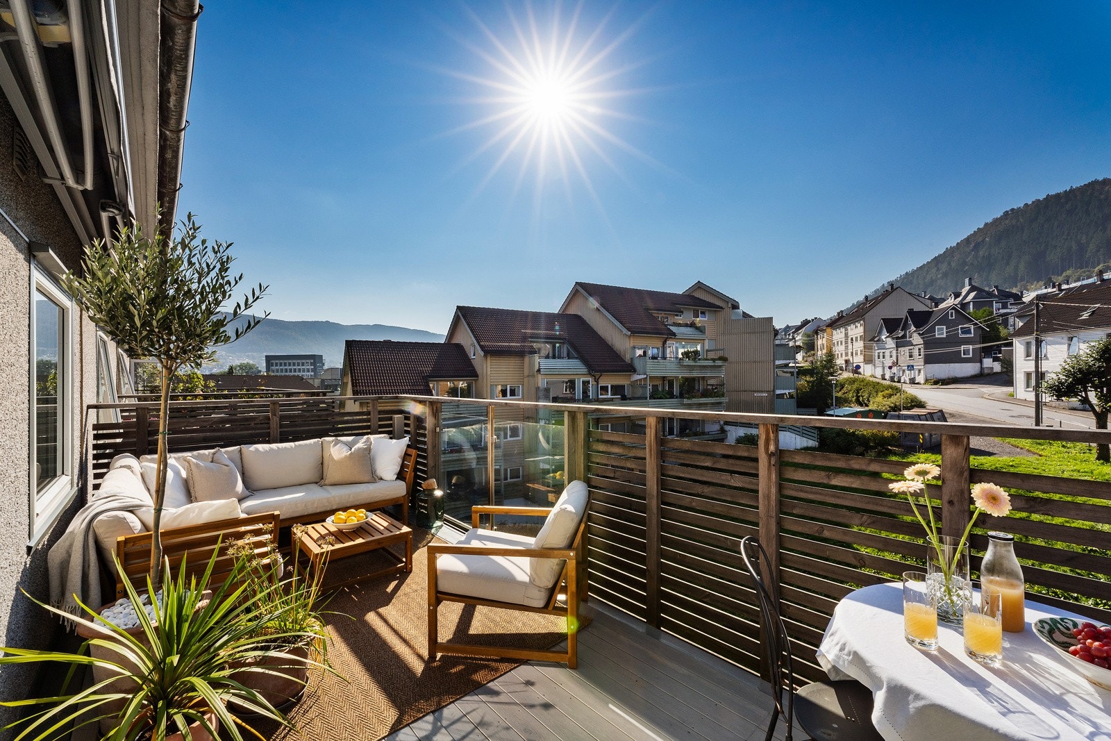 Fra soverommet er det utgang til en stor og koselig uteplass. Galleribilde