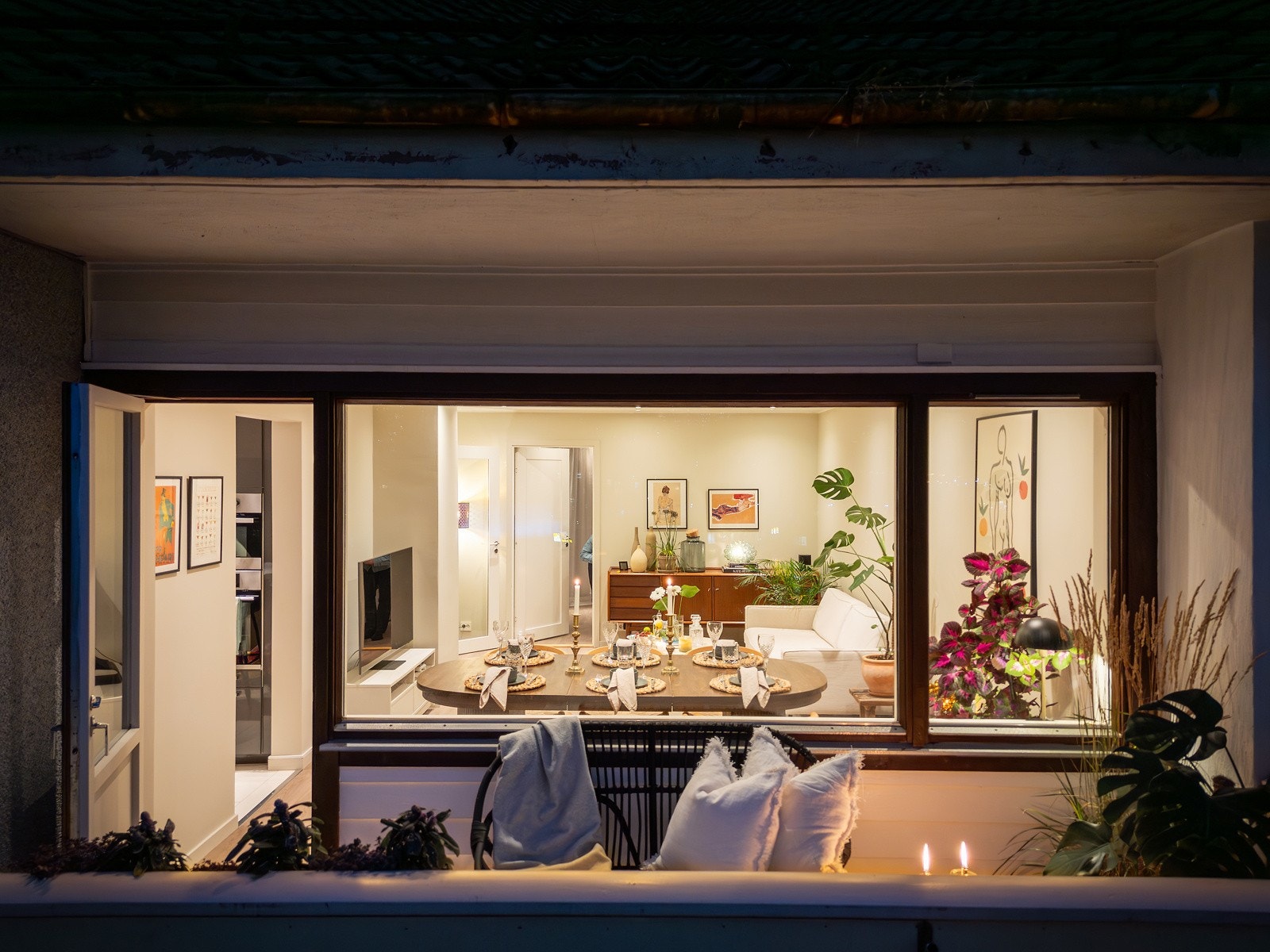 Fra stuen er det utgang til en koselig balkong. Galleribilde