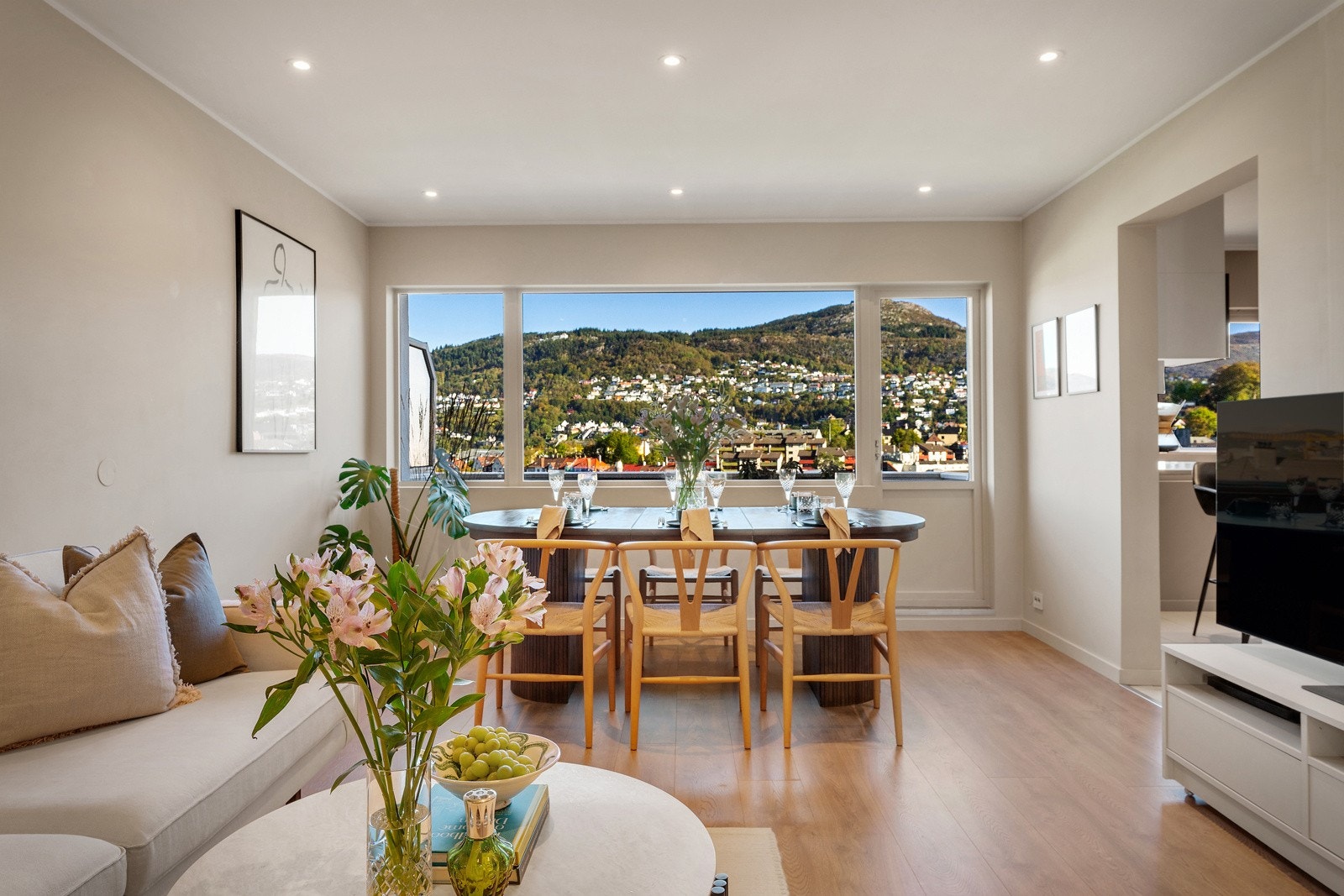 De store vindusflatene i leiligheten gir rikelig med lysinnslipp. Galleribilde