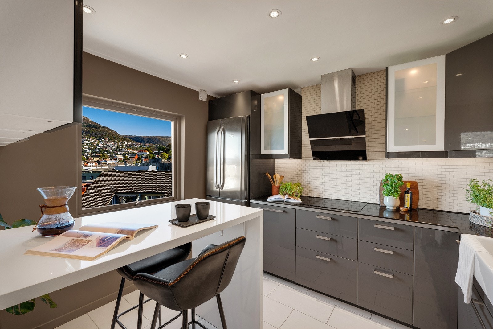 Leiligheten har et lekkert og praktisk kjøkken med mye skap- og benkeplass. Galleribilde