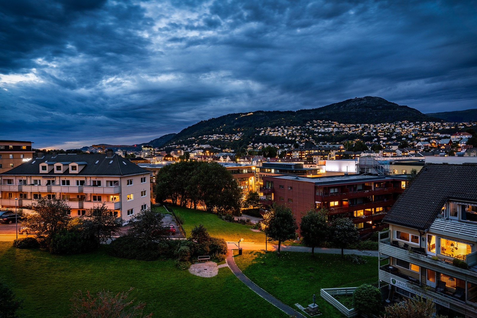 Leiligheten ligger i et veletablert område med opparbeidede parkeringsplasser med mulighet for lading av elbil Galleribilde