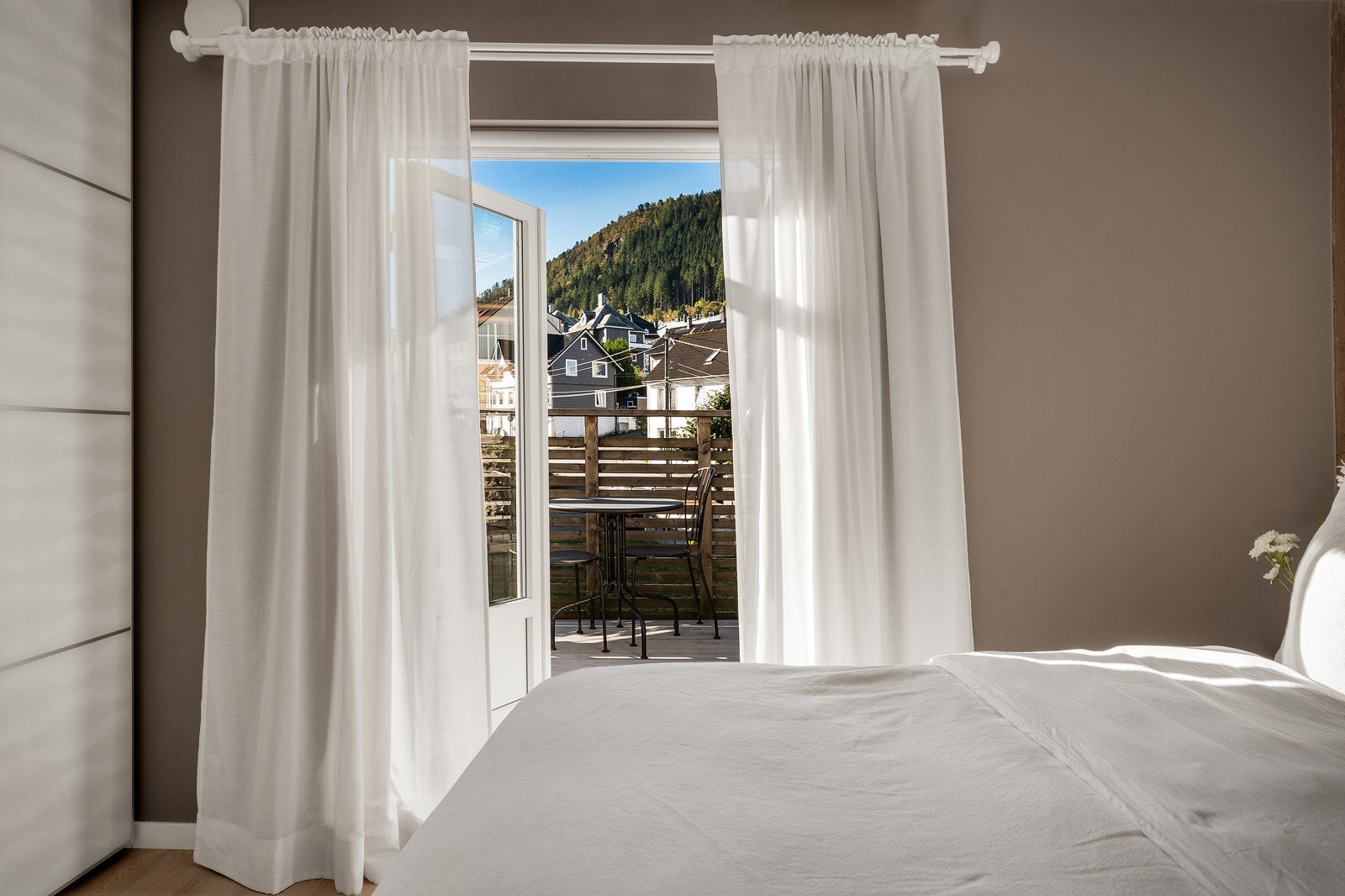 Fra hovedsoverommet er det utgang til en stor altan. Galleribilde