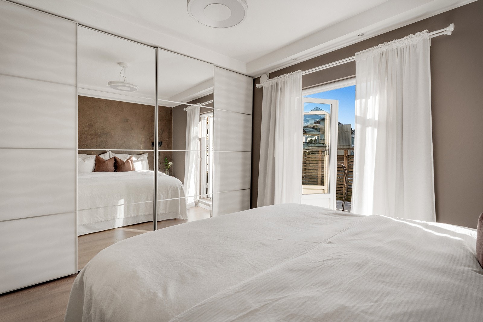 Hovedsoverommet har en stor skyvedørsgarderobe, med rikelig plass til oppbevaring. Galleribilde