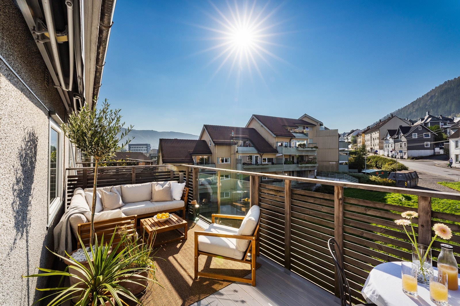 Se så lekkert det er laget til. Stor og god uteplass med god utsikt. Galleribilde