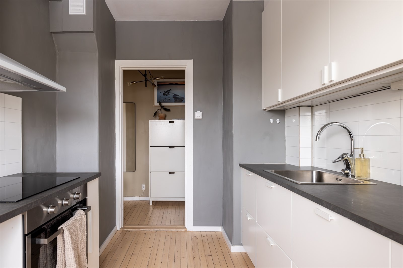 Kjøkkenet er pusset opp av forrige eier i 2022, og har en praktisk utforming og er godt utnyttet med rikelig skap- og benkeplass Galleribilde