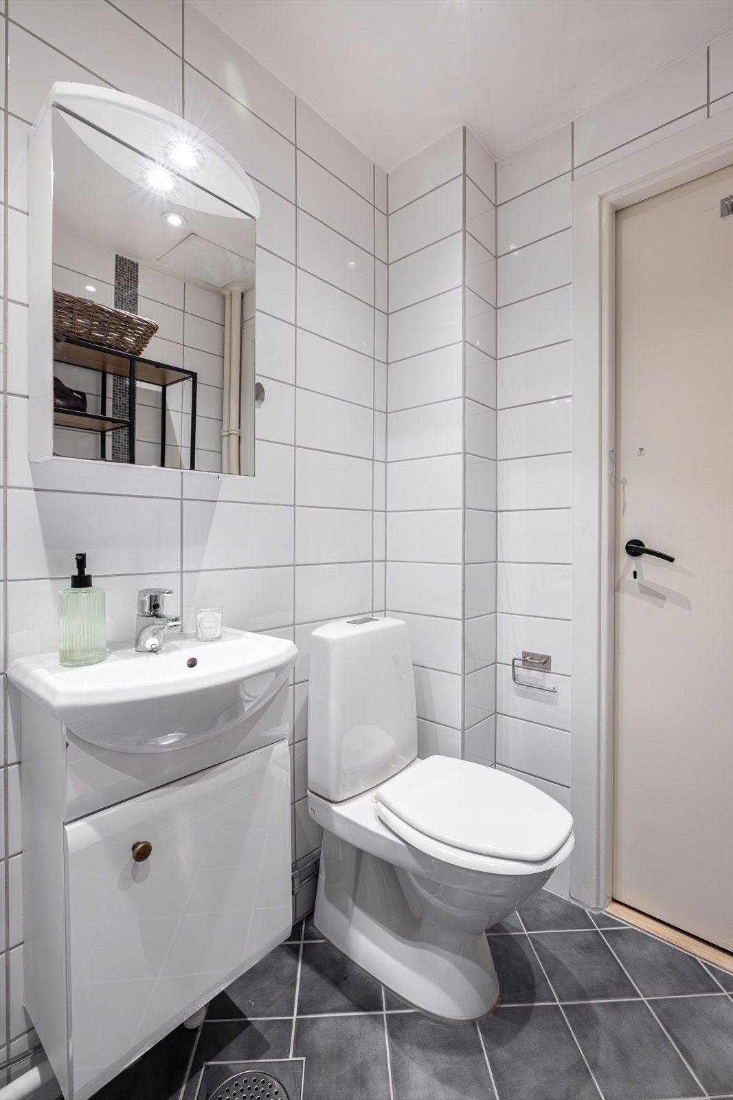 Det er opplegg for vaskemaskin på badet, i tillegg til at det er fellesvaskeri i borettslaget Galleribilde