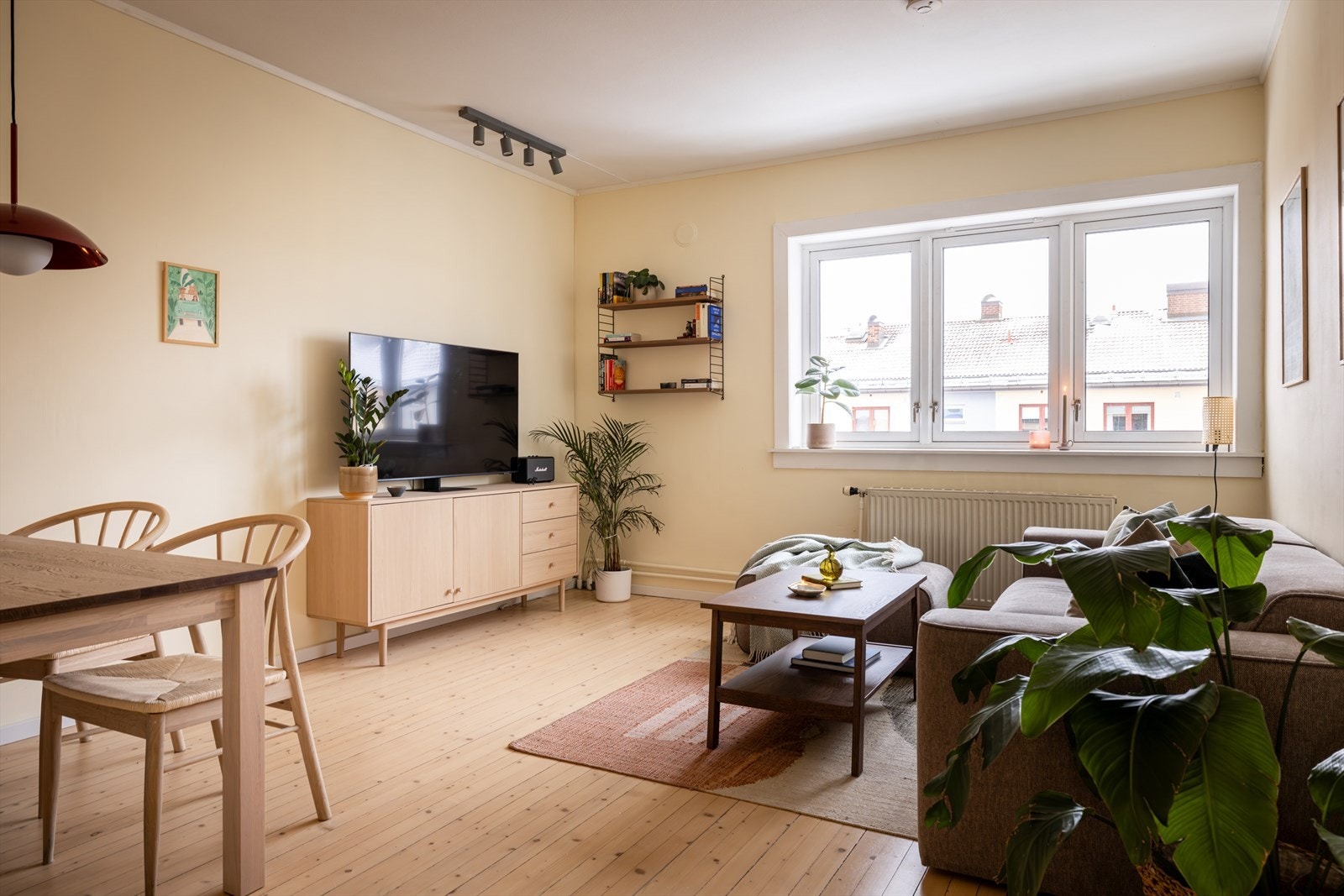 Videre kan leiligheten friste med en god takhøyde og store vindusflater med fin utsikt Galleribilde