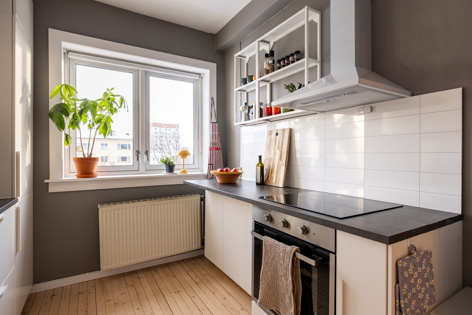 Kjøkkenet er utstyrt med integrerte hvitevarer bestående av komfyr, platetopp, oppvaskmaskin og kombiskap Galleribilde