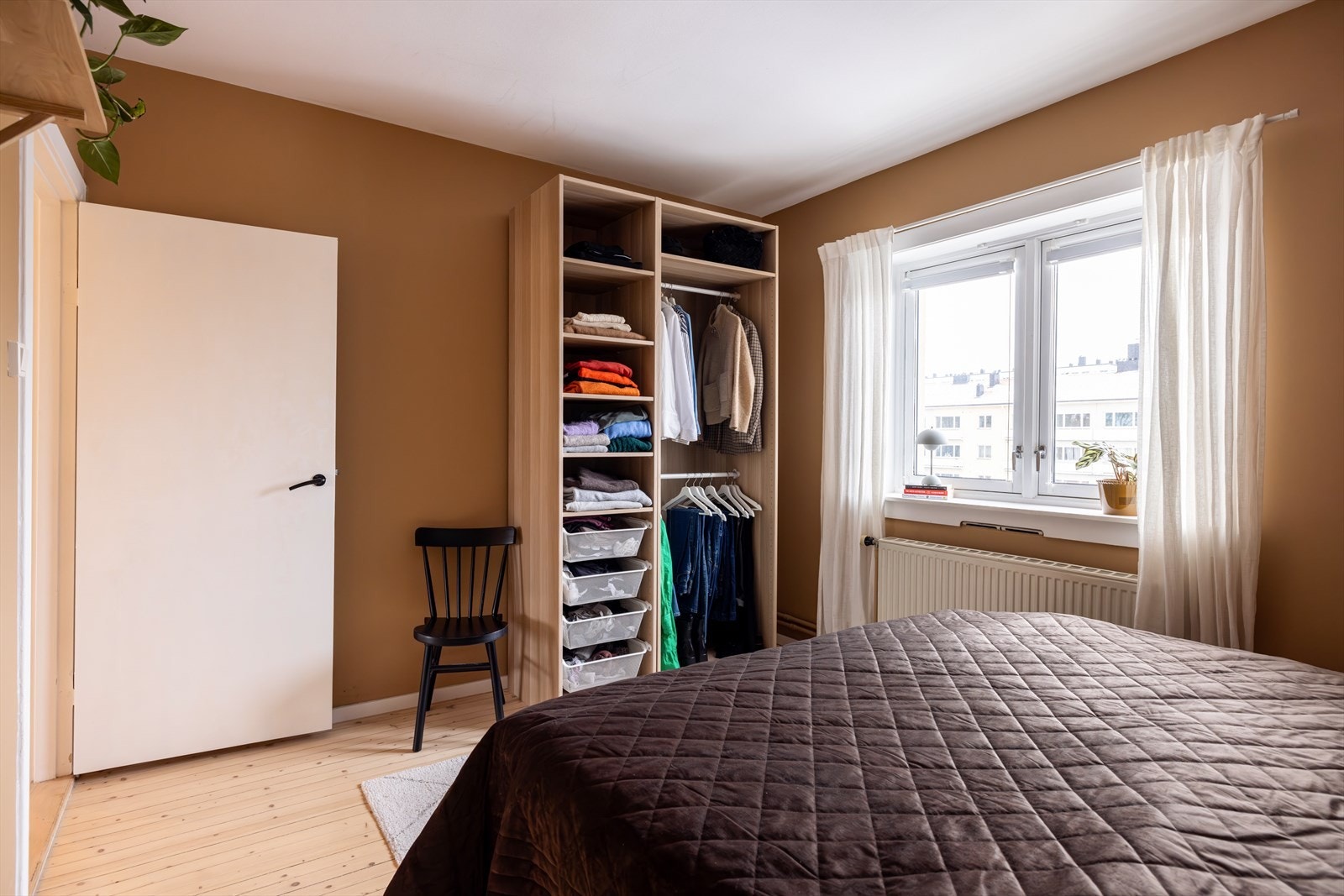 Soverommet har et praktisk kott, i tillegg til at det er god plass til garderobeskap Galleribilde