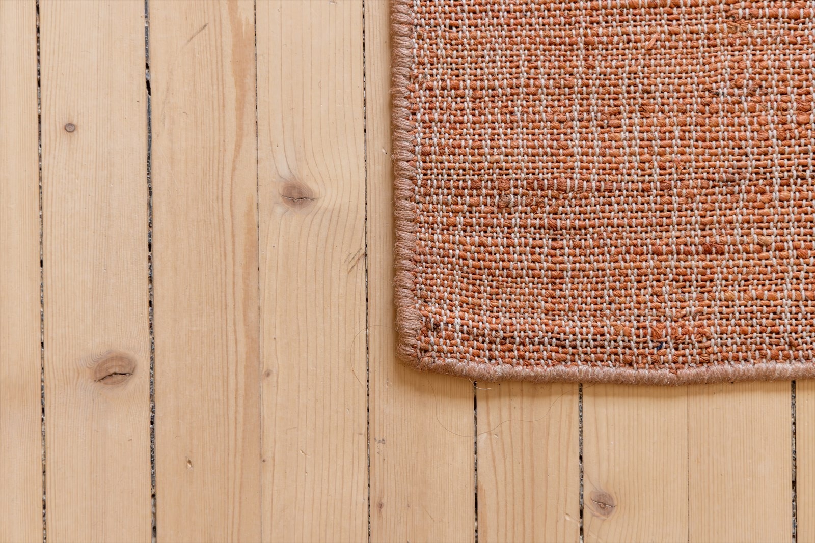 Stuen er malt i en delikat fargepalett som står i stil til de originale tregulvene Galleribilde