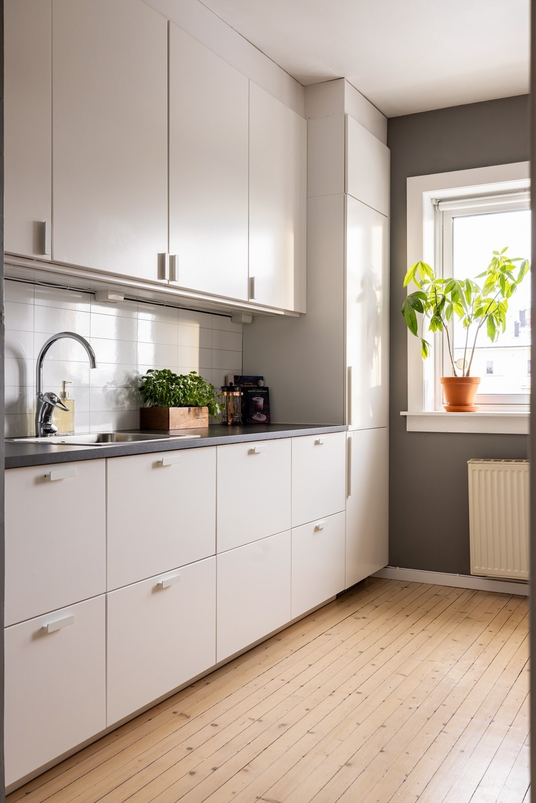 Laminert benkeplate med nedfelt kum og skylleplate på vegg over benk sørger for enkel rengjøring og vedlikehold Galleribilde