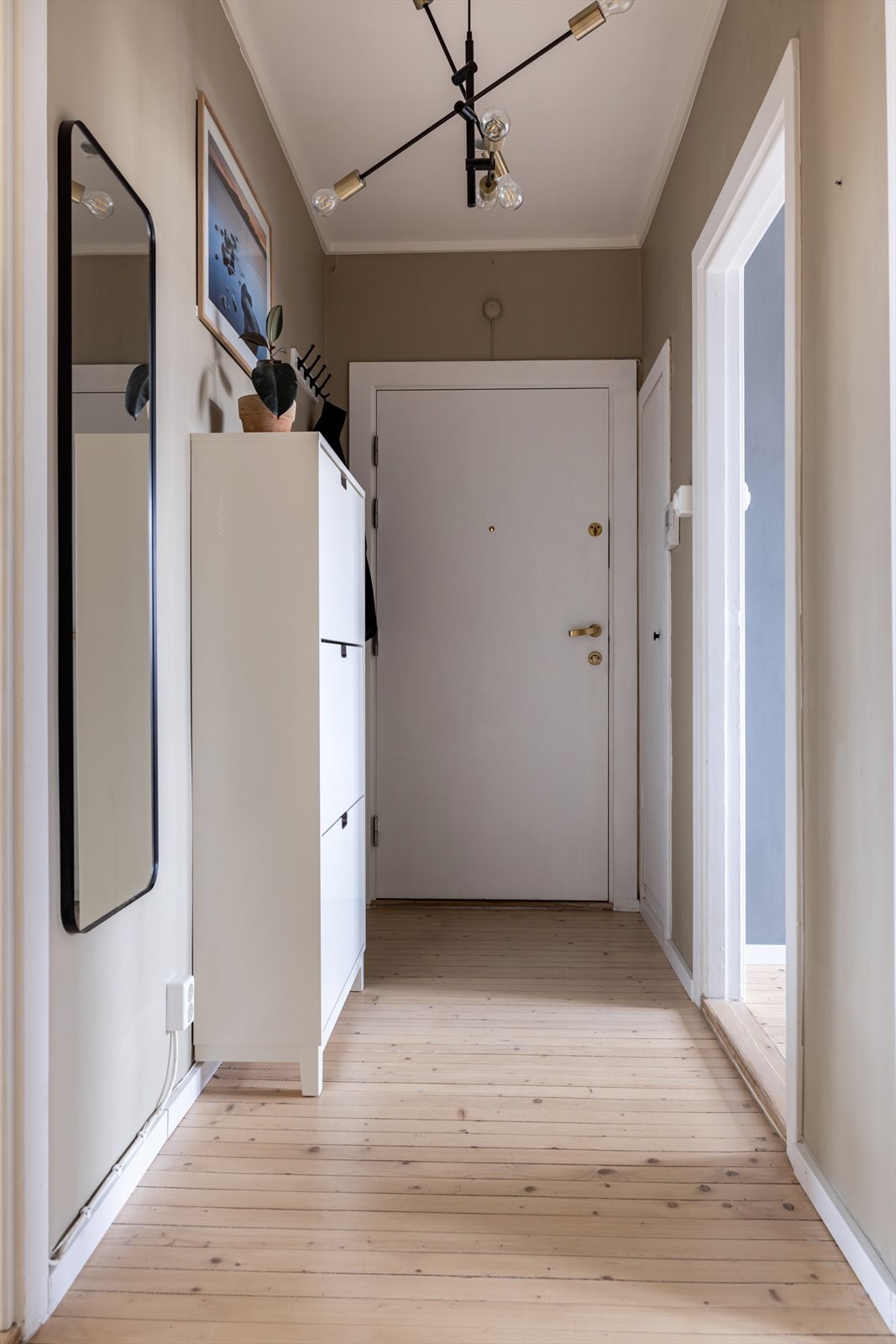 Vel inne ankommer du en lys og innbydende entré med plass til å henge fra seg yttertøy og sko Galleribilde