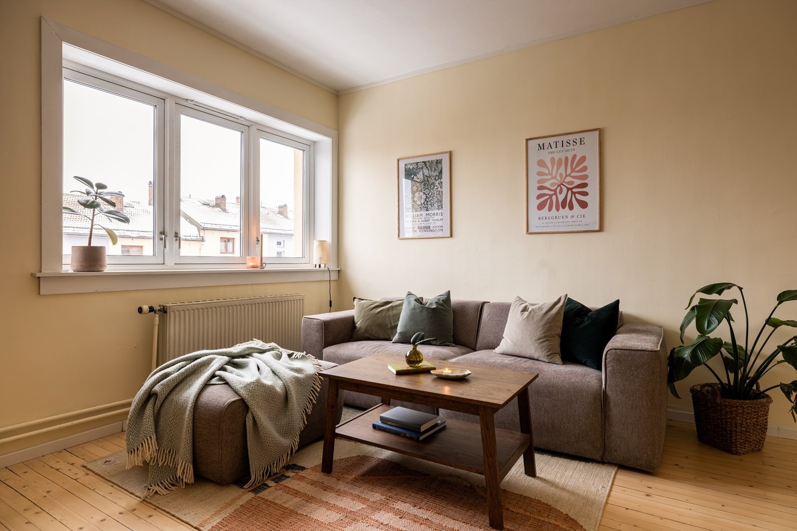 Leiligheten fikk en oppgradering i 2021/22 og har lyse, tidsriktige farger og originale tregulv Galleribilde