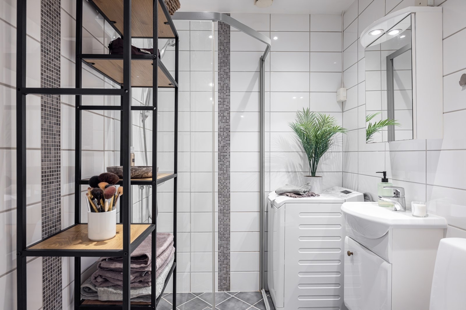 Flislagt bad fra 2009 (membran 2001) med downlights i tak og varmekabler i gulv Galleribilde