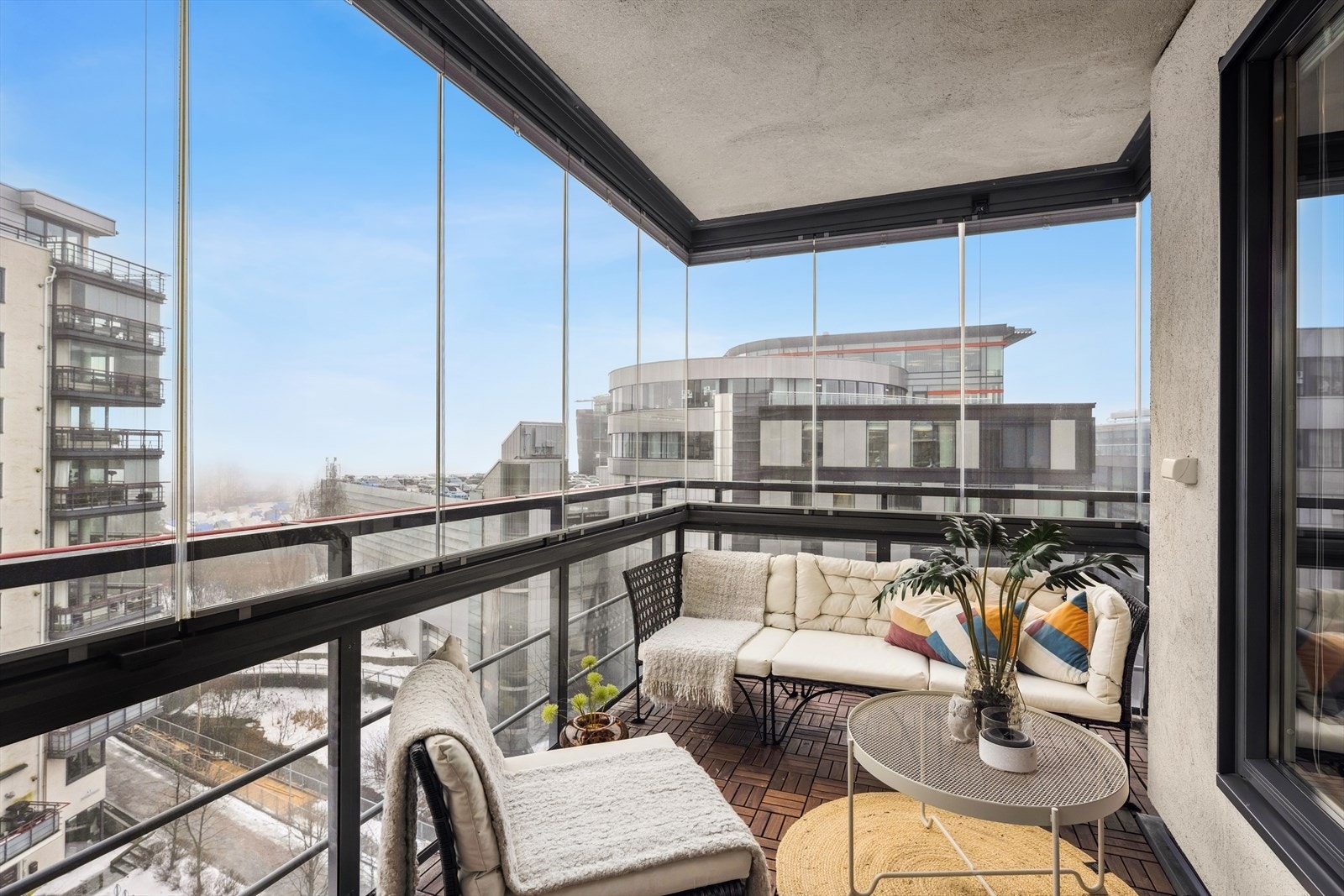 Fra stuen er det adkomst til en innglasset sydvestvendt balkong på ca. 7 m². Galleribilde