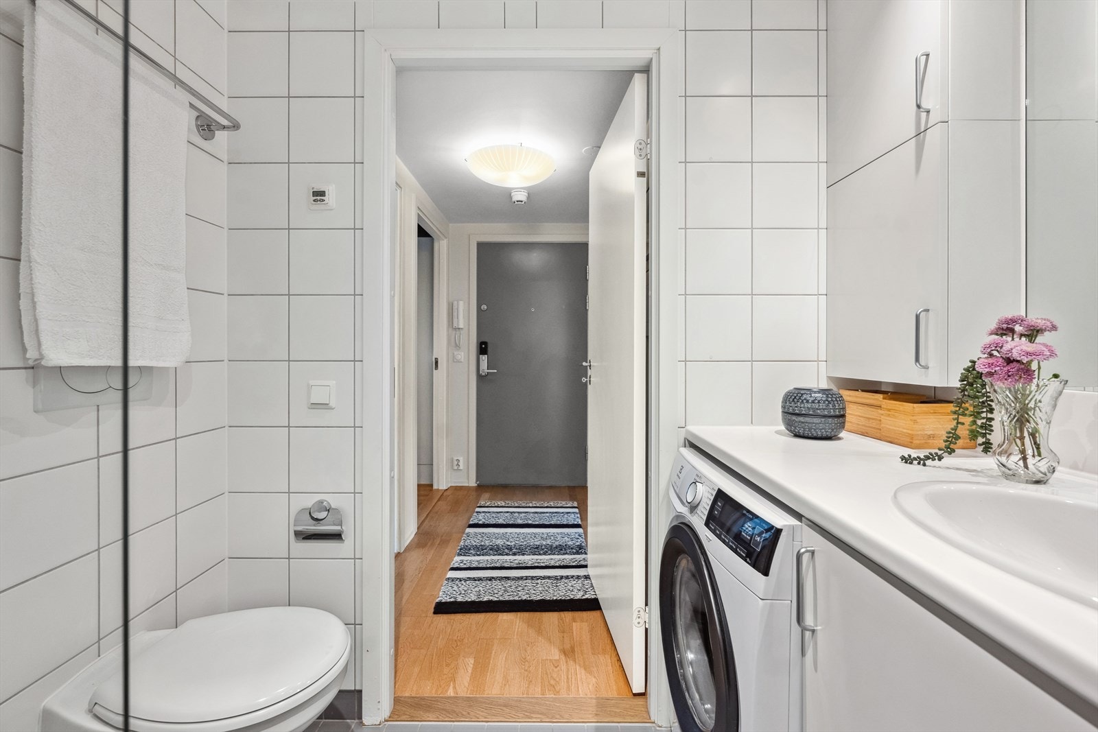 Baderom med adkomst fra entréen. Galleribilde