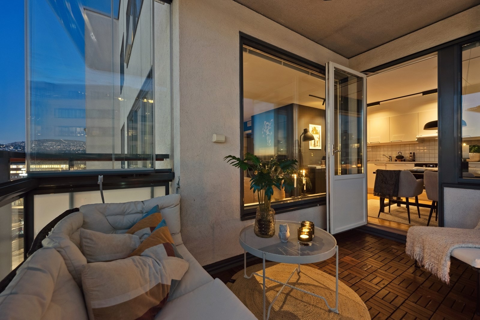 Balkongen blir en forlengelse av leilighetens oppholdsareal på sommerstid. Galleribilde