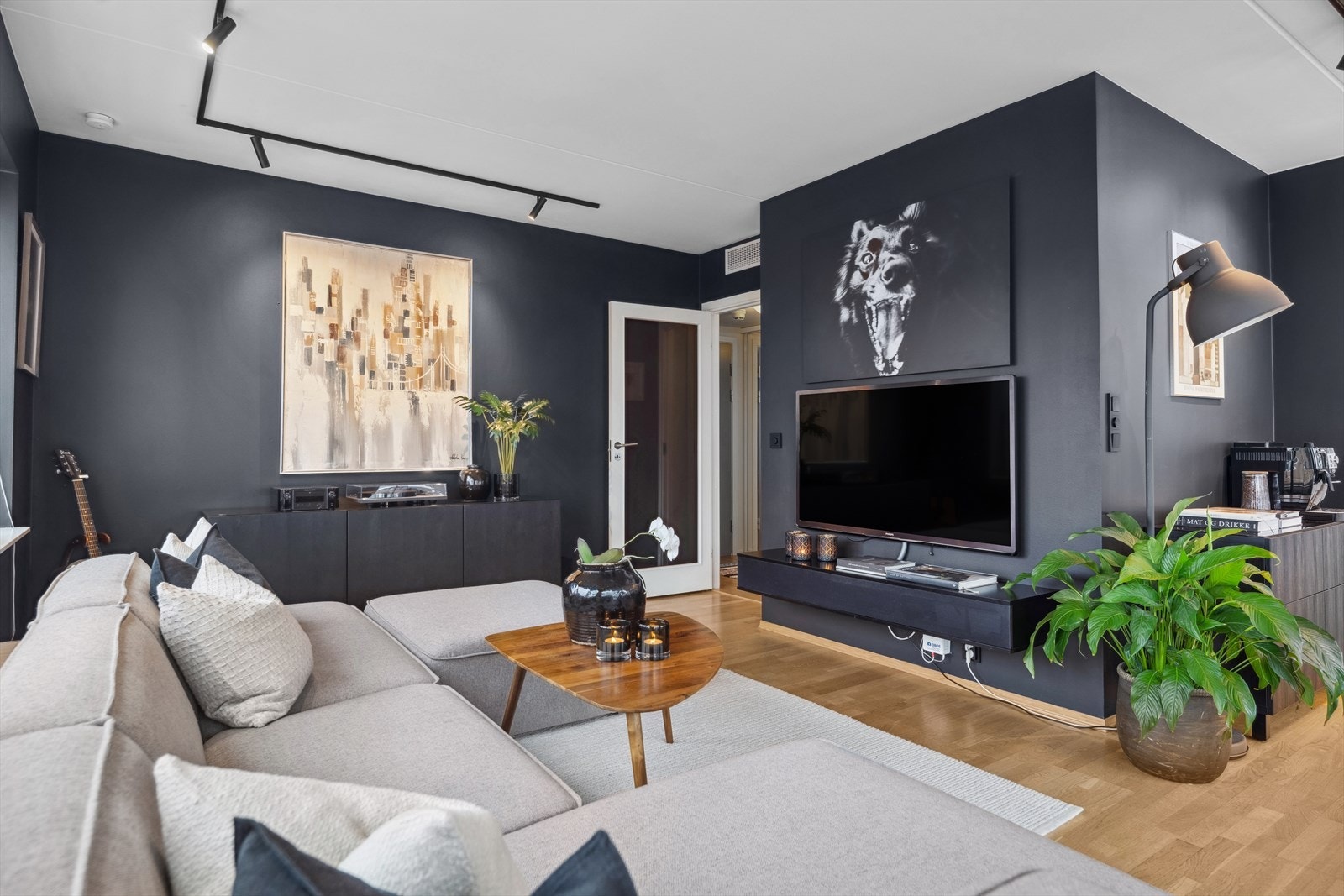 Leiligheten ligger høyt og fritt i byggets 6. etasje og det er enkel adkomst med heis. Galleribilde