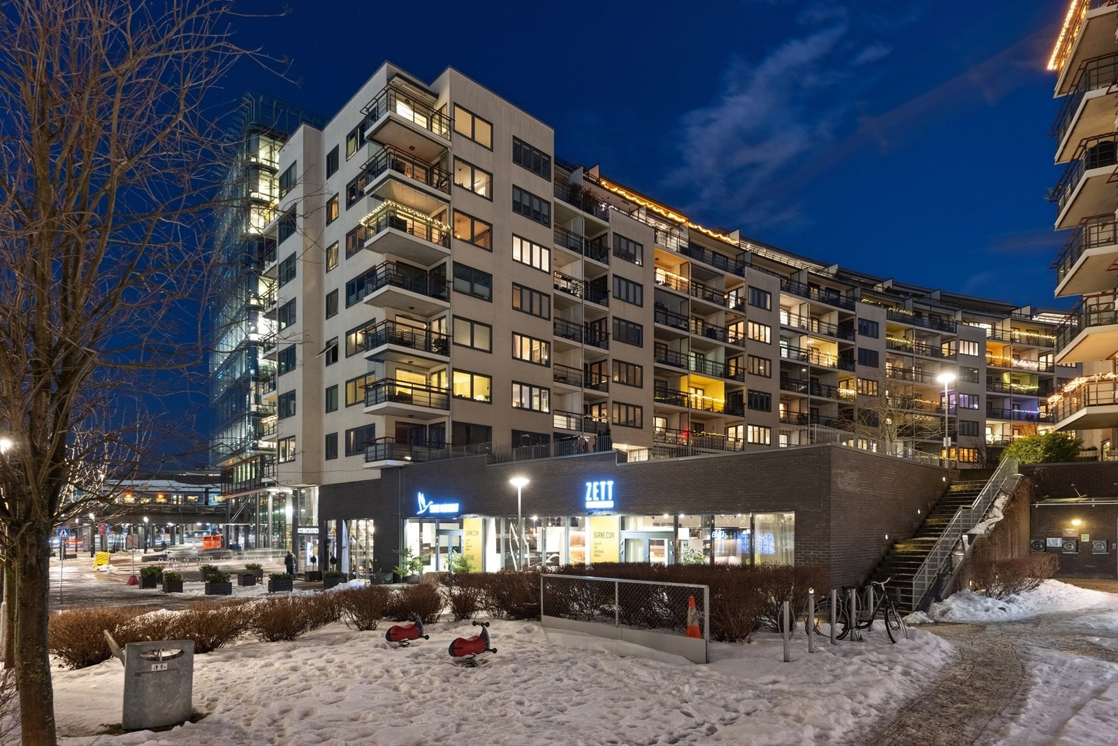 Hjørneleiligheten har en flott internbeliggenhet. Fra boligen er det kort avstand til trivelige kaféer, restauranter og diverse butikker. Galleribilde