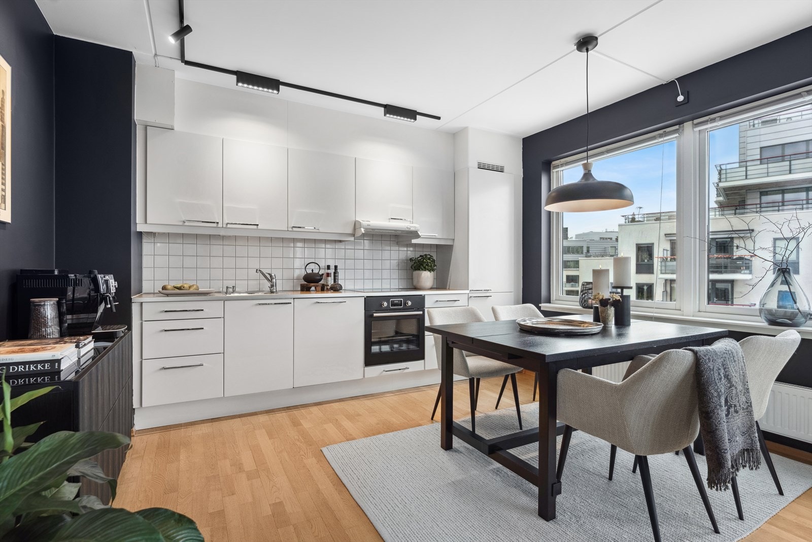 Kjøkkenet ligger i en sosial, åpen løsning mot stuen og spisestuen. Galleribilde