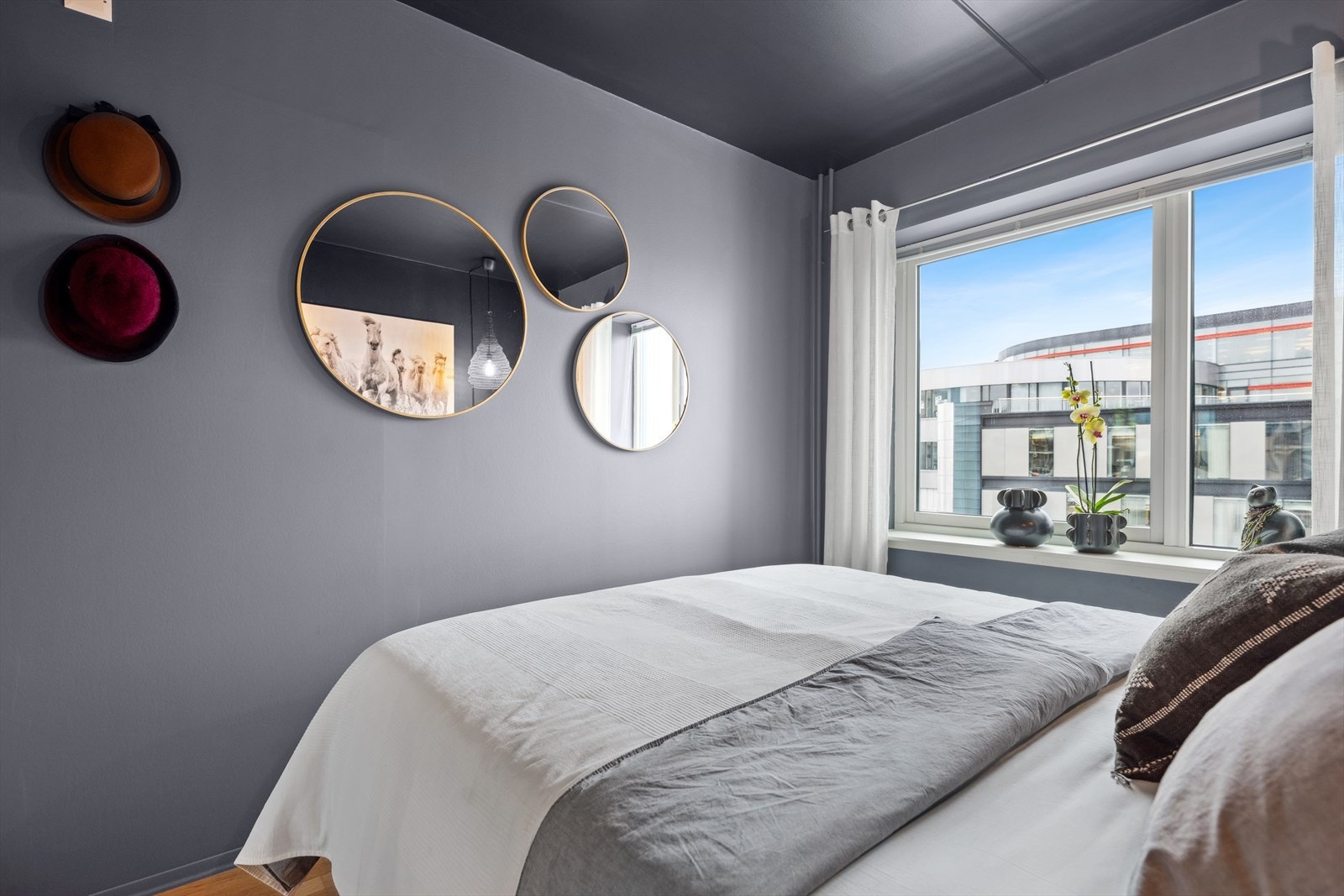 Det er montert radiatorer tilknyttet fellesvarmeanlegg i stue/kjøkken og soverom. Galleribilde