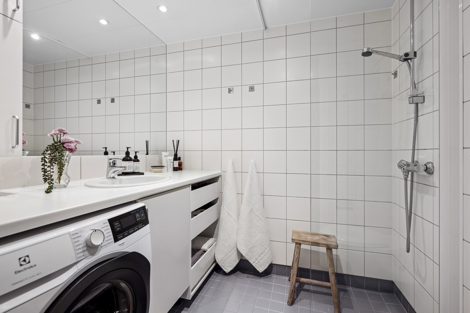 Flislagt baderom med gulvvarme og downlights i himling. Galleribilde