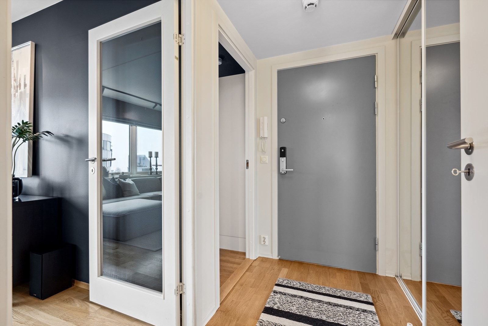 Entré med malte vegger og parkett på gulv. Galleribilde