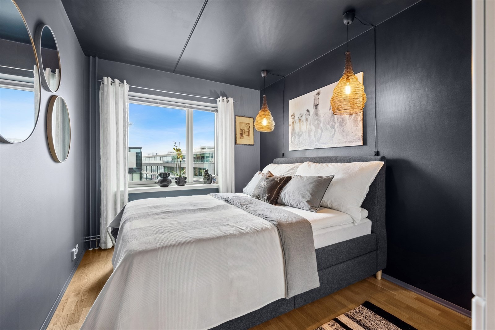 Romslig og lunt soverom med god plass til dobbeltseng og tilhørende møblement. Galleribilde