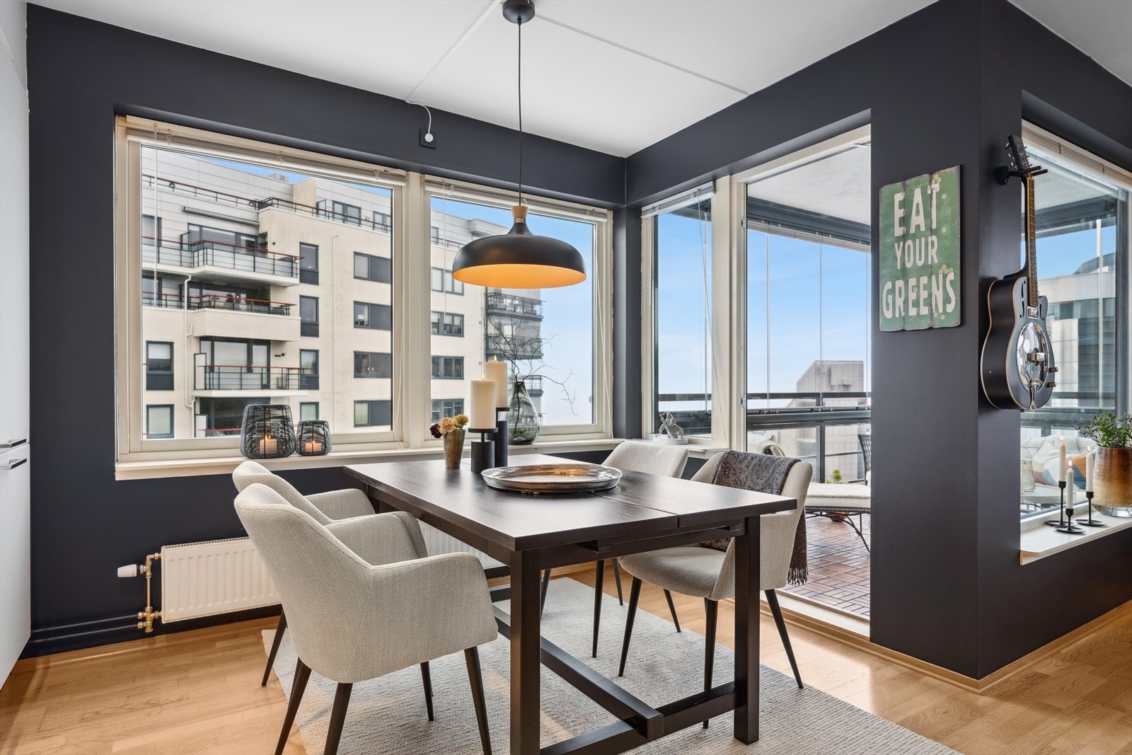 De store vindusflatene slipper inn godt med naturlig lys i rommet. Galleribilde