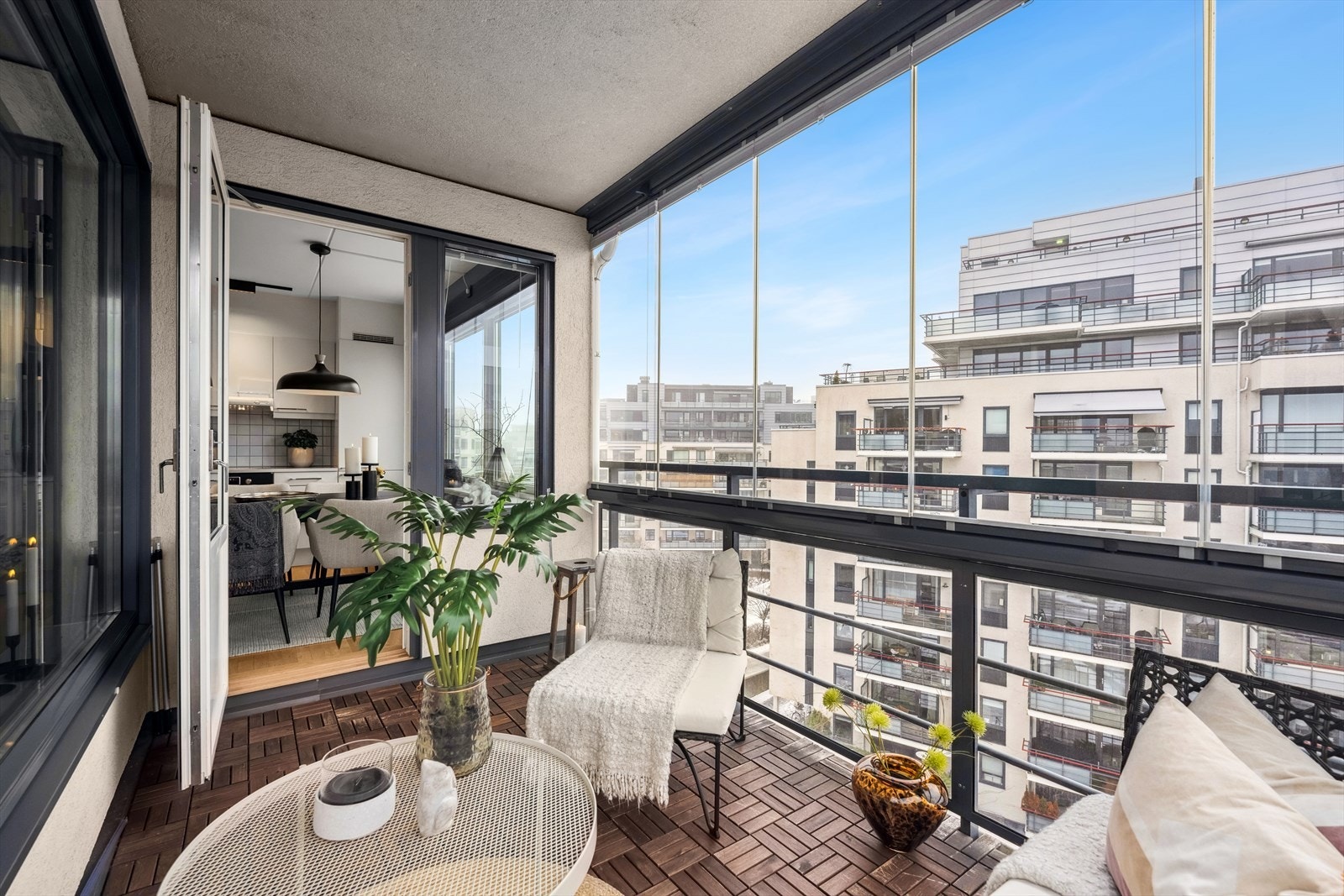 Balkongen er sørvestvendt og byr på gode solforhold. Her er det plass til et trivelig utemøblement. Galleribilde