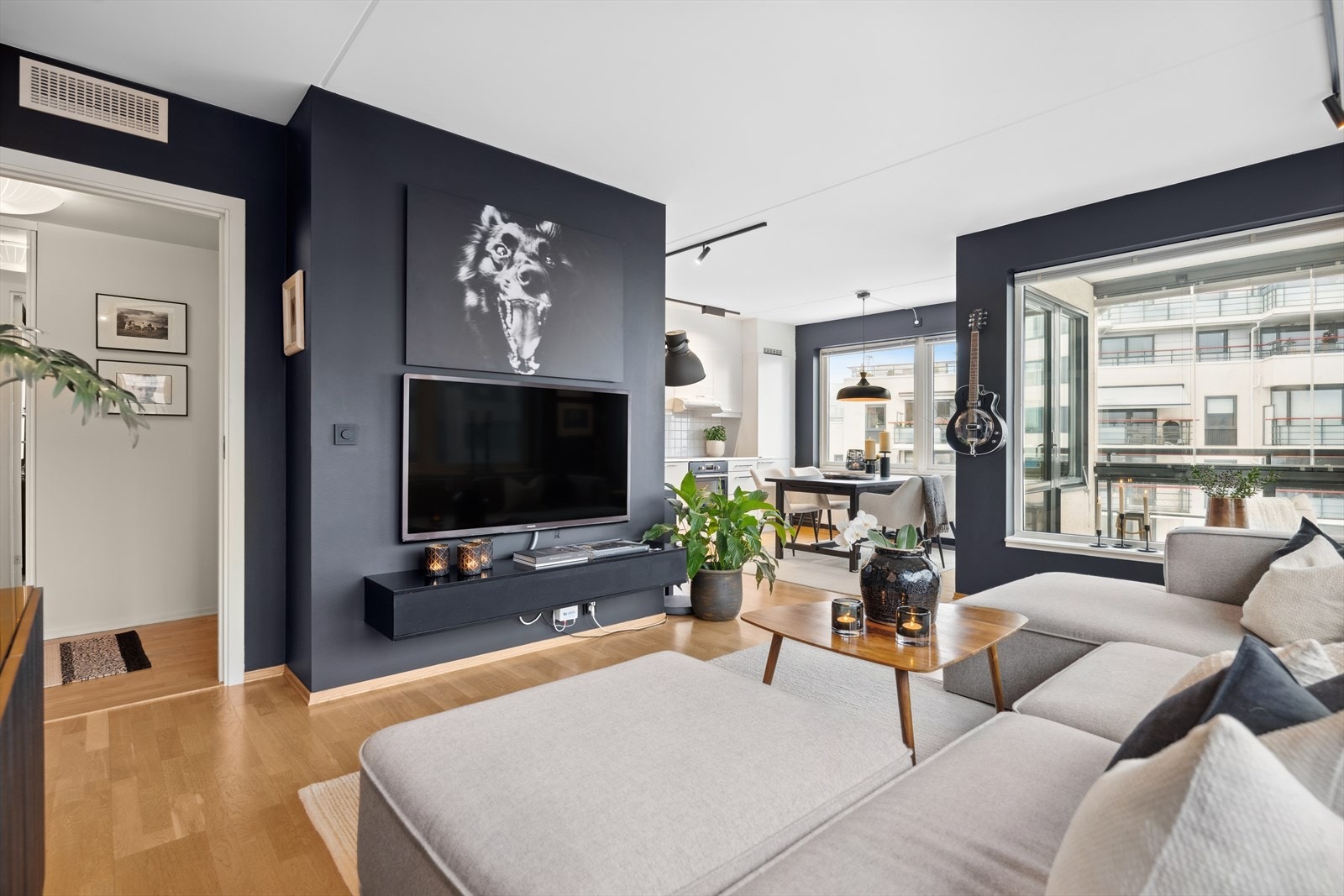 Philips TV (ca. 55 tommer) og sort TV-benk følger med salget. Galleribilde