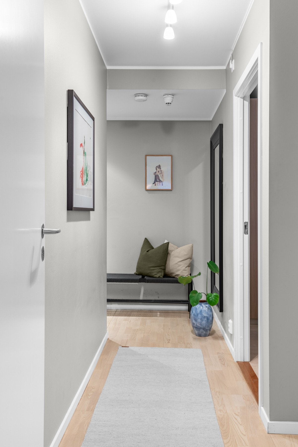 Gangen leder til soverom, badet og inn til oppholdsrommet. Galleribilde