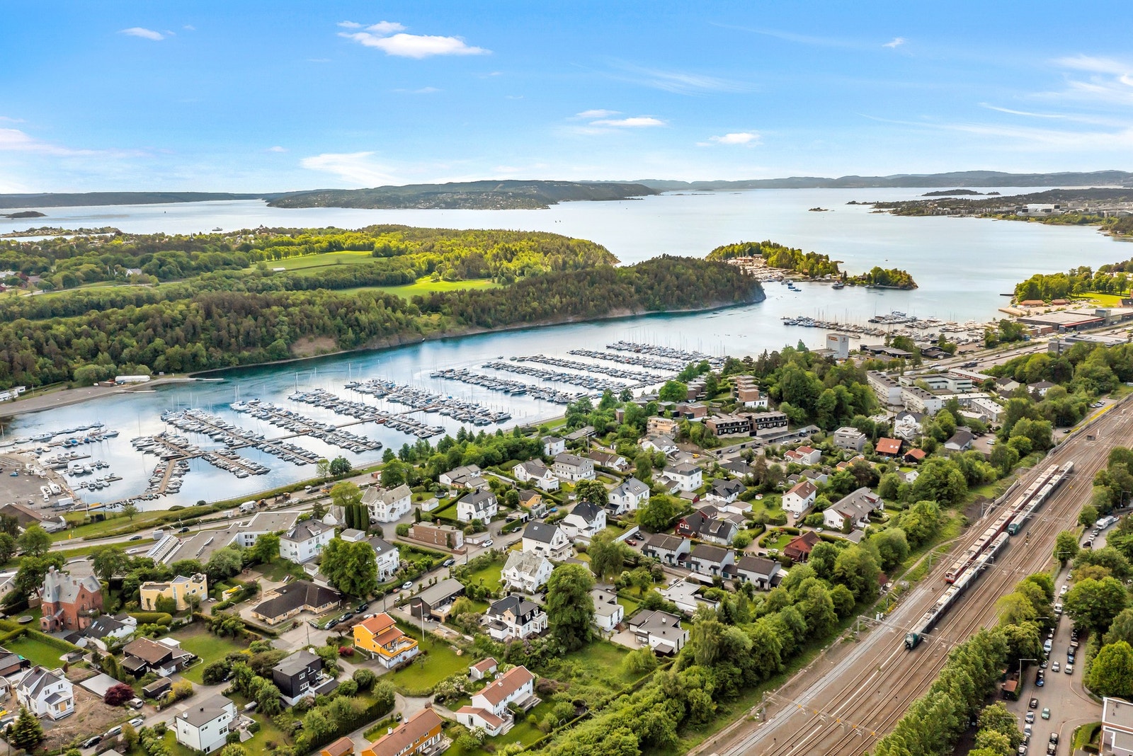 Dette er også et område perfekt for joggeturer langs fine turstier, spaserturer innover skogen og kajakkpadling. Det er sykkelsti langs Frognerkilen inn til Aker Brygge og ut langs Bestumkilen mot Sandvika. Galleribilde