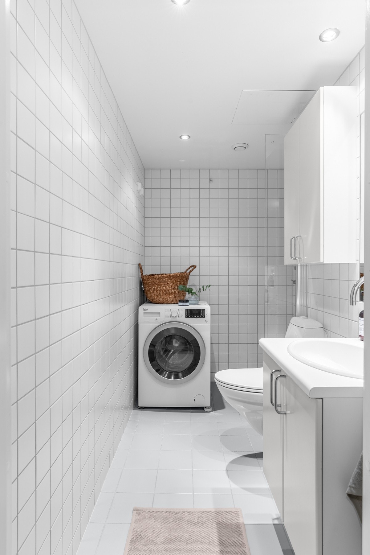 Det har behagelig gulvvarme med termostatstyrte varmekabler og dimbare downlights i himling. Galleribilde