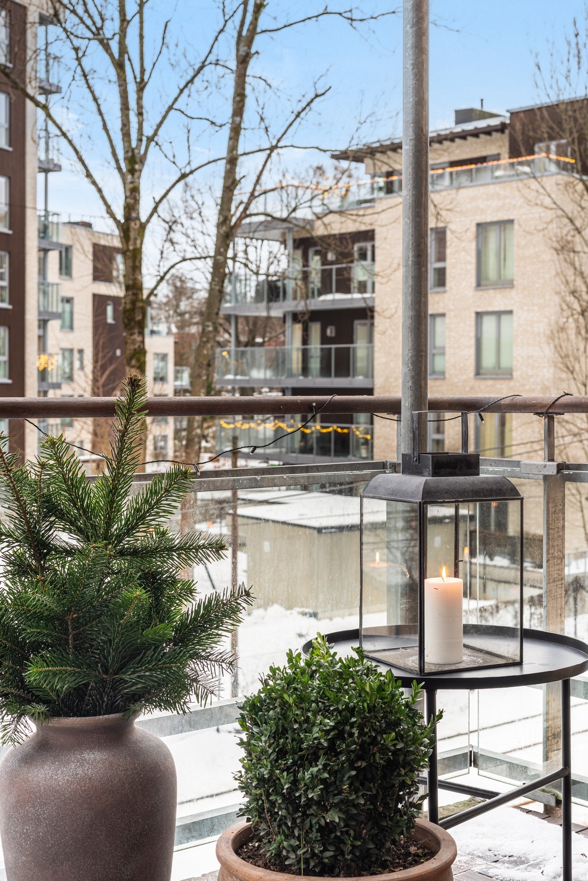 Fra balkongen er det hyggelig utsyn mot Harbitz Torg. Rett nedenfor går en gang- og sykkevei og trikken. Galleribilde