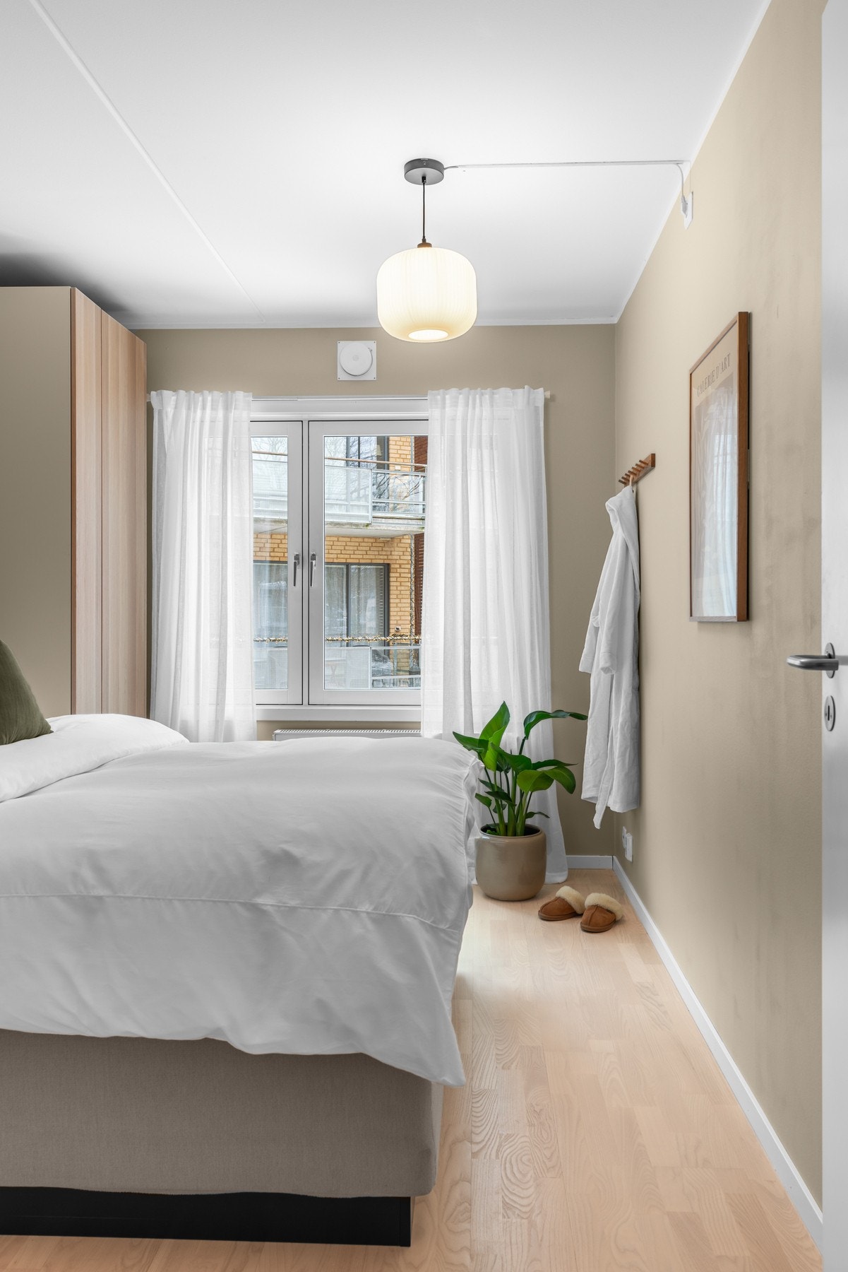 Rommet er i dag innredet med dobbeltseng og to garderobeskap på hver sin side av sengen. Galleribilde