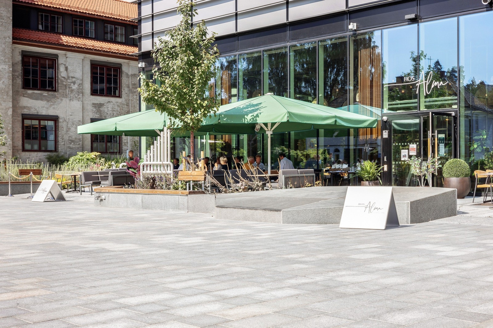 På Skøyen finnes flere kafer, take-away muligheter og gode spisesteder, som Hos Alma som ligger på Harbitz Torg. Galleribilde