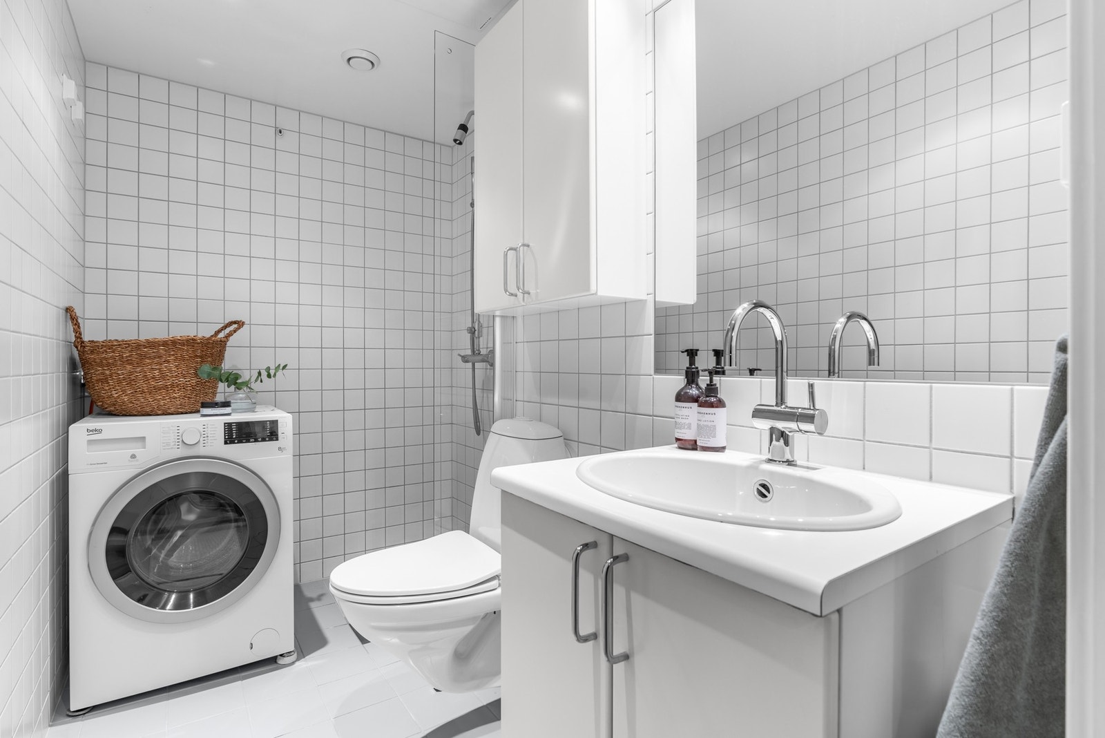 Det helflisede badet fremstår i likhet med kjøkkenet som tidløst. Baderommet er en prefabrikkert våtromskabin fra byggeår. Galleribilde