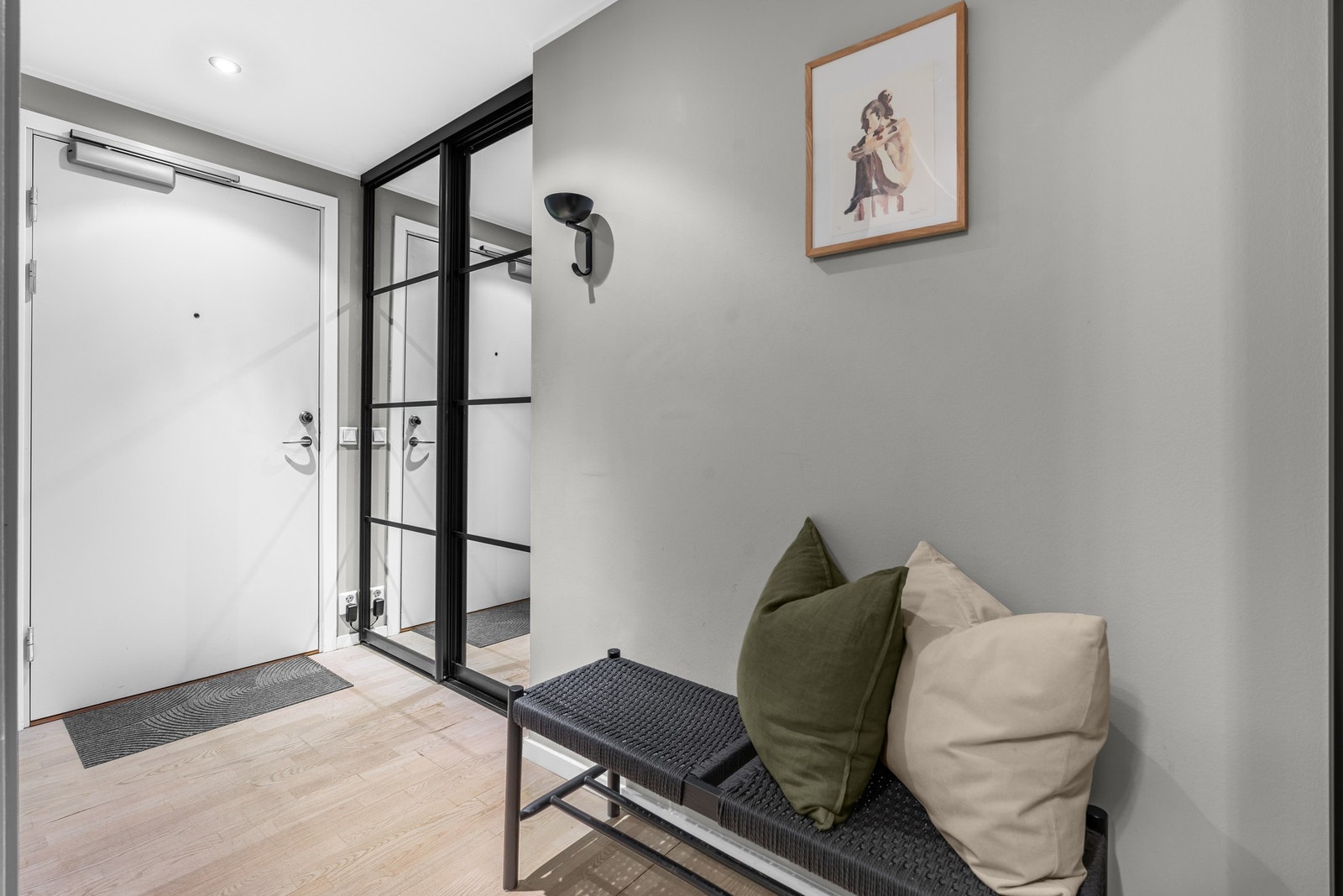 Entréen er utstyrt med skyvedørsgarderobe som gir god plass for oppbevaring av yttertøy. Det er downlights i tak. Galleribilde