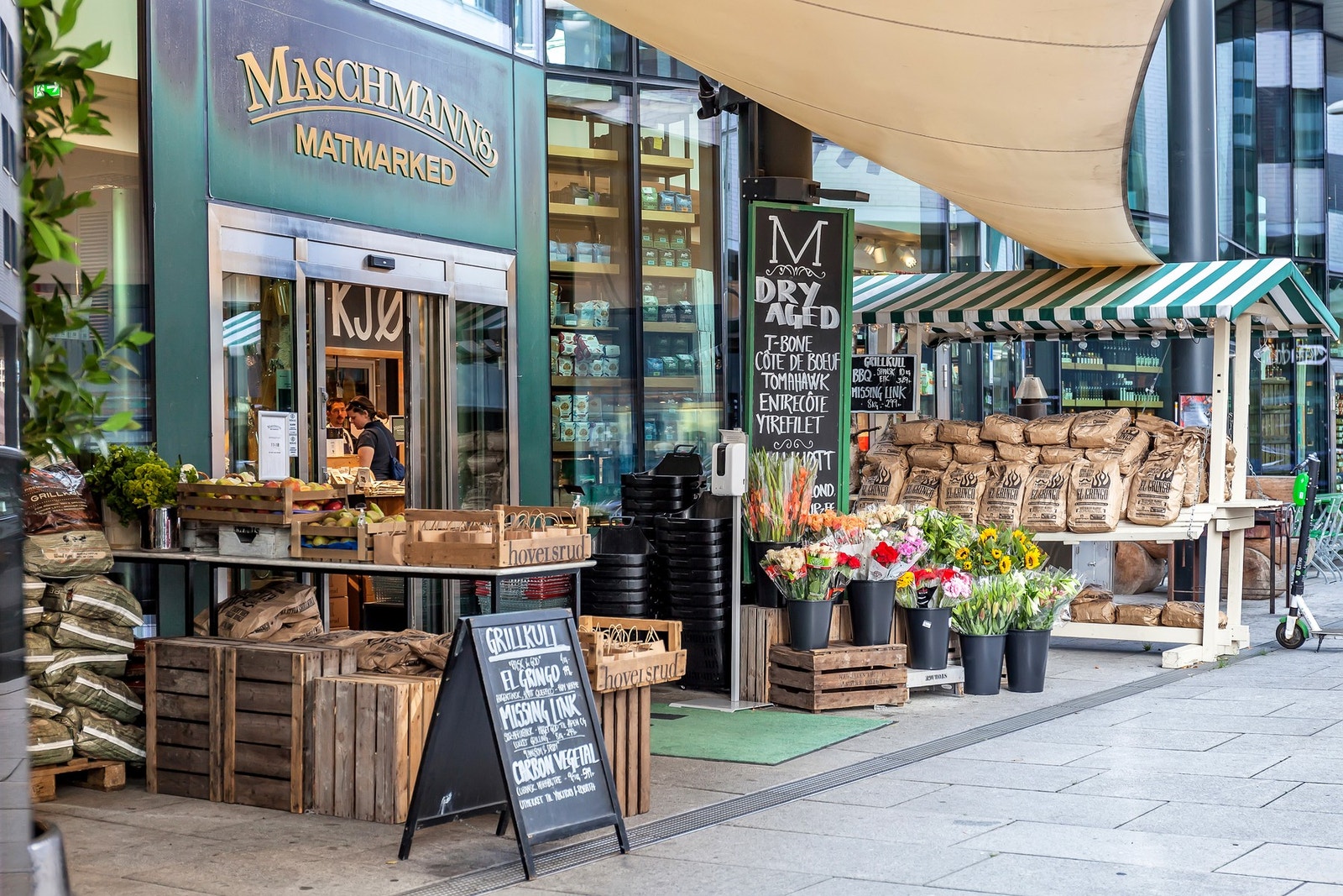 I handlegaten Karenslyst allé holder kjente Maschmanns Matmarked lokaler - et ferskvaremarked med råvarer av høy kvalitet, et fransk bakeri og en italiensk pizzarestaurant. Galleribilde