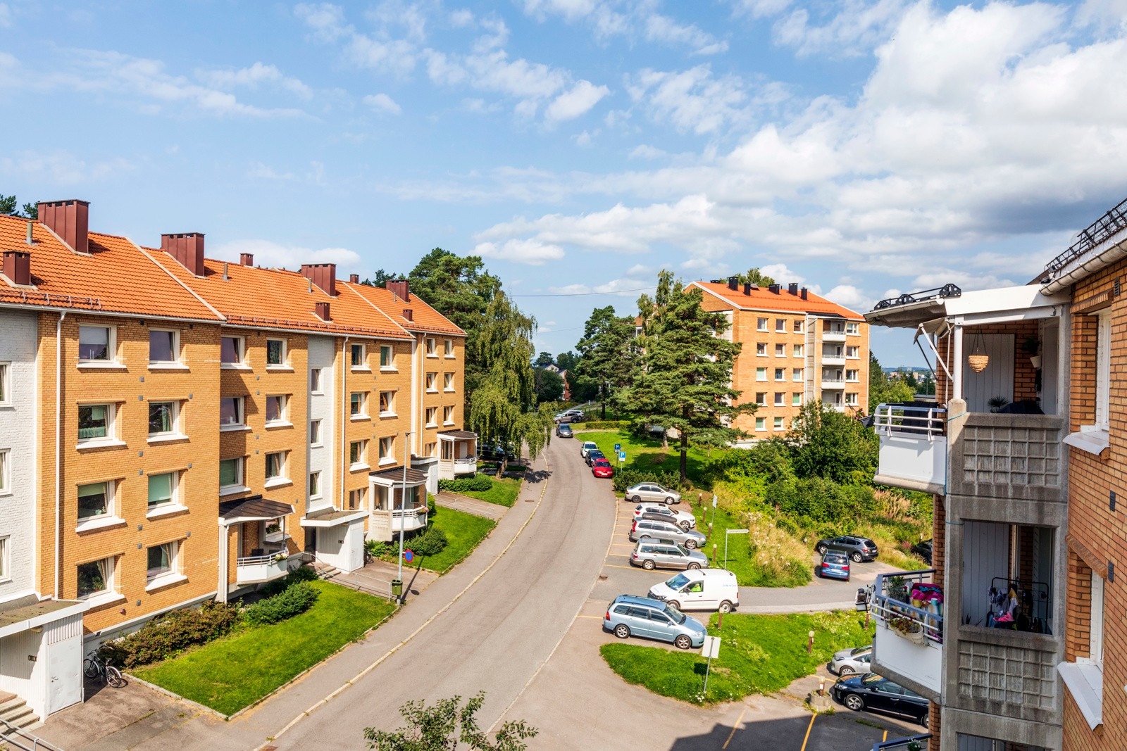 Fint utsyn over nabolaget fra balkongen. Galleribilde