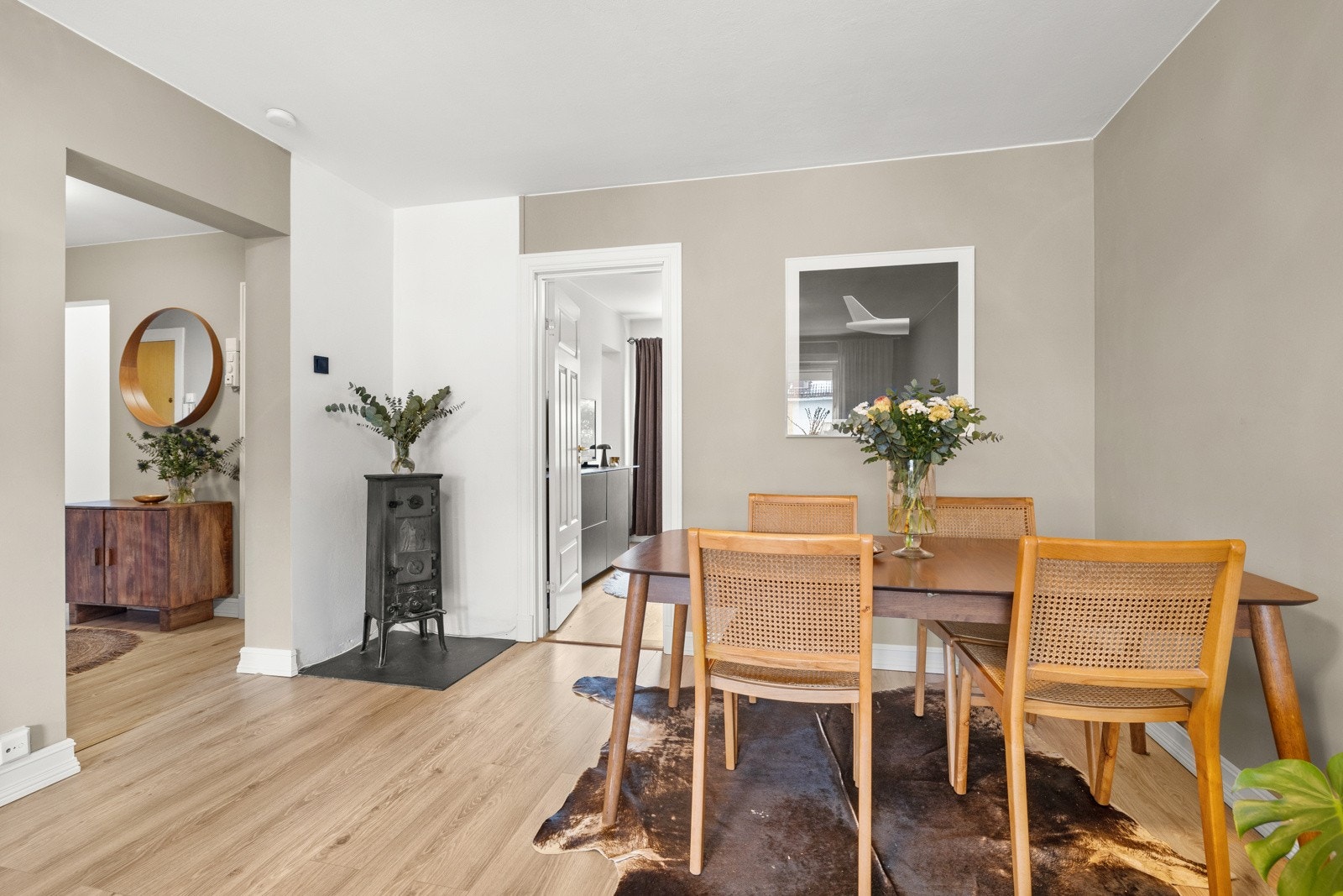 Du får god plass til å innrede med et spisebord i stuen. Galleribilde