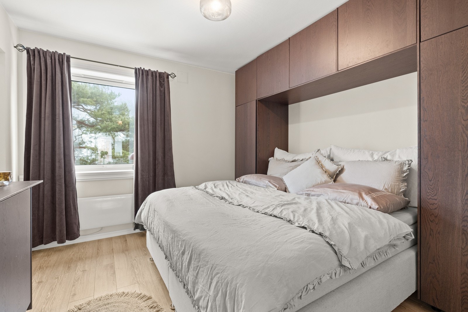 Leiligheten har to romslige soverom. Hovedsoverommet er av god størrelse med god plass til garderobe og dobbeltseng. Galleribilde